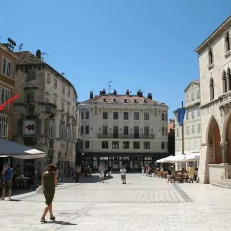 Lägenhet Old Square Split